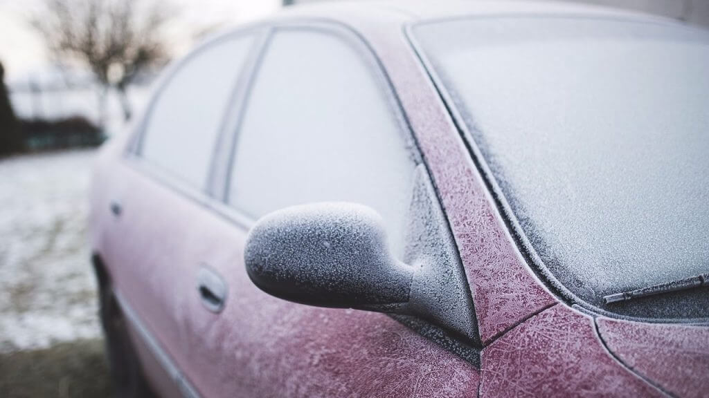 Автомобиль покрыт снегом и льдом