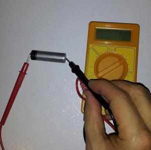 Как проверить батарейку мультиметром