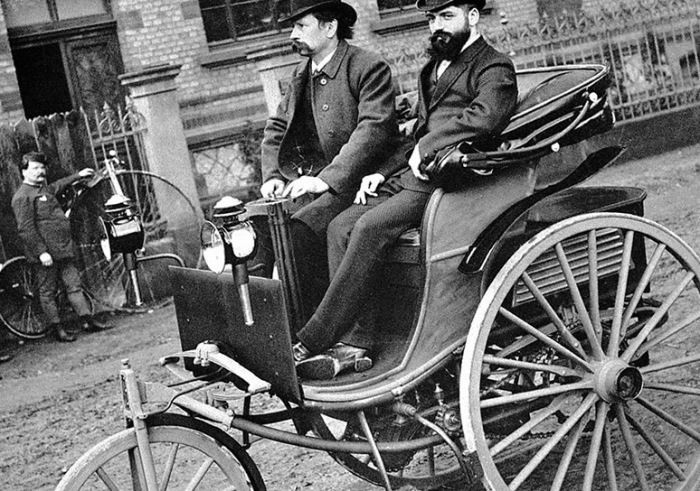 Ранние автомобили были похожи на карету без лошади.