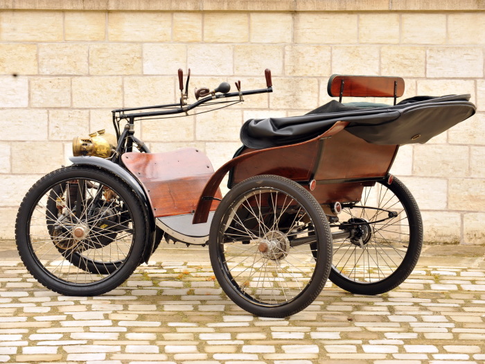 В автомобиле французской фирмы Sociеtе Parisienne передняя ось поворачивалась вместе с двигателем.