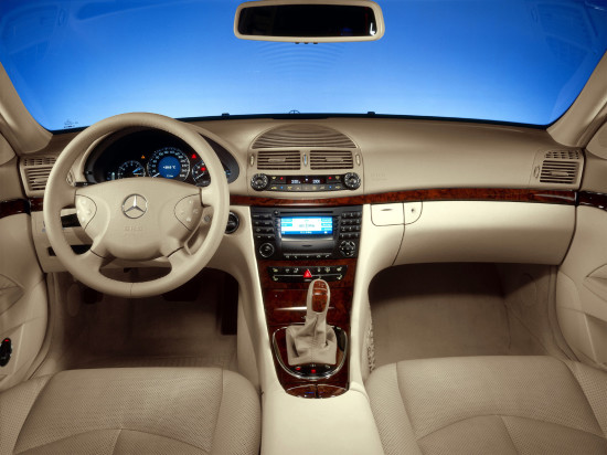 интерьер салона Mercedes-Benz E-Class W211