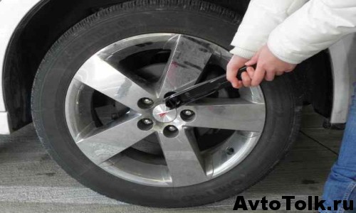 Как поменять колесо на автомобиле