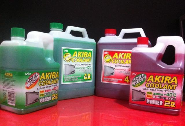 Хладагенты компании Akira Coolant в двух- и четырехлитровых упаковках. Охлаждающие жидкости красного и зеленого цвета соответствуют международным классификациям G-11 и G-12