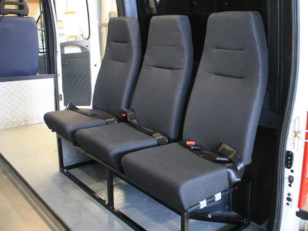 Двухточечные ремешки безопасности на заднем сидении