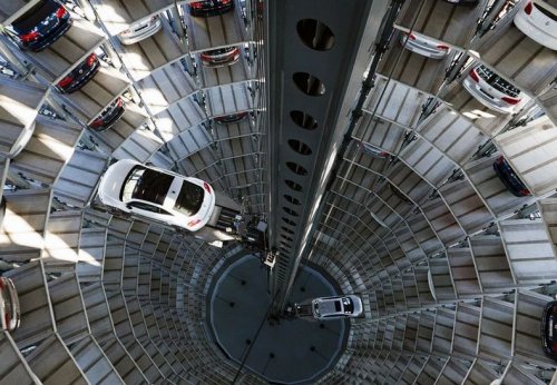 Башни из машин компании Фольксваген в Автограде в Вольфсбурге, Германия