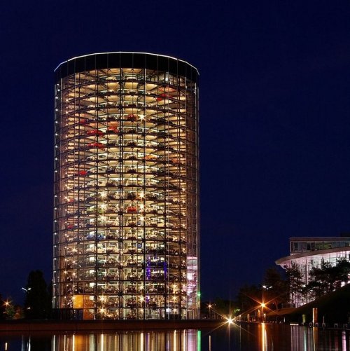 Башни из машин компании Фольксваген в Автограде в Вольфсбурге, Германия