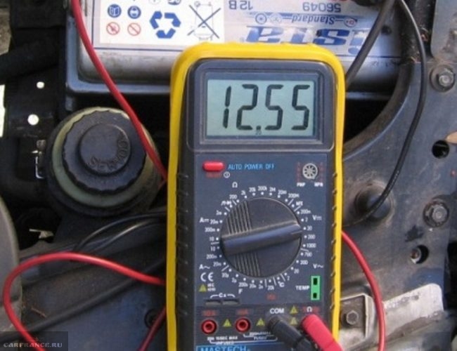 Проверка напряжения мультиметром на клеммах С и В модуля зажигания ВАЗ-2114