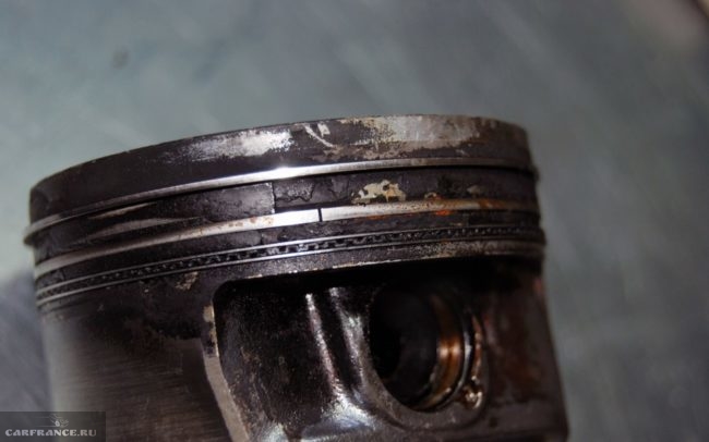 Залегшие кольца на поршне ВАЗ-2114 вблизи