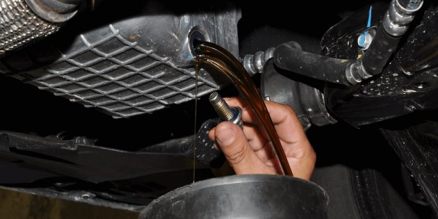 Замена масла в двигателе: Будьте острожны: горячее масло польётся сильным потоком