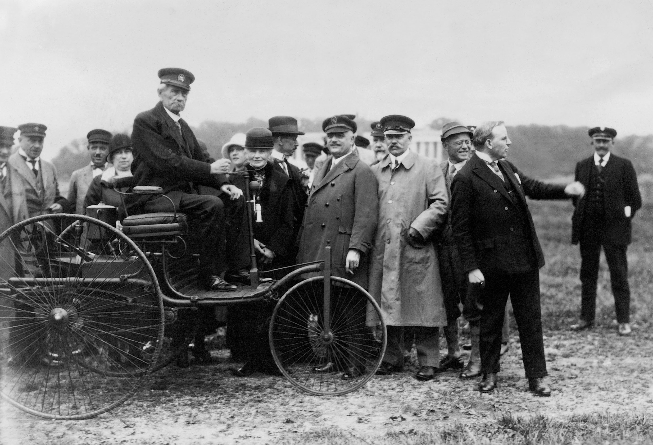 Несложно догадаться, что следующим запатентованным изобретением Карла Бенца стал, собственно, автомобиль. Его постройка была закончена в 1885 году, а патент на него Бенц получил 29 января 1886 года. Машина получила название Motorwagen. Она приводилась в движение четырехтактным бензиновым двигателем, который располагался под сидением между двух задних колес. Всего у первого в мире автомобиля было три колеса и они были металлическими 