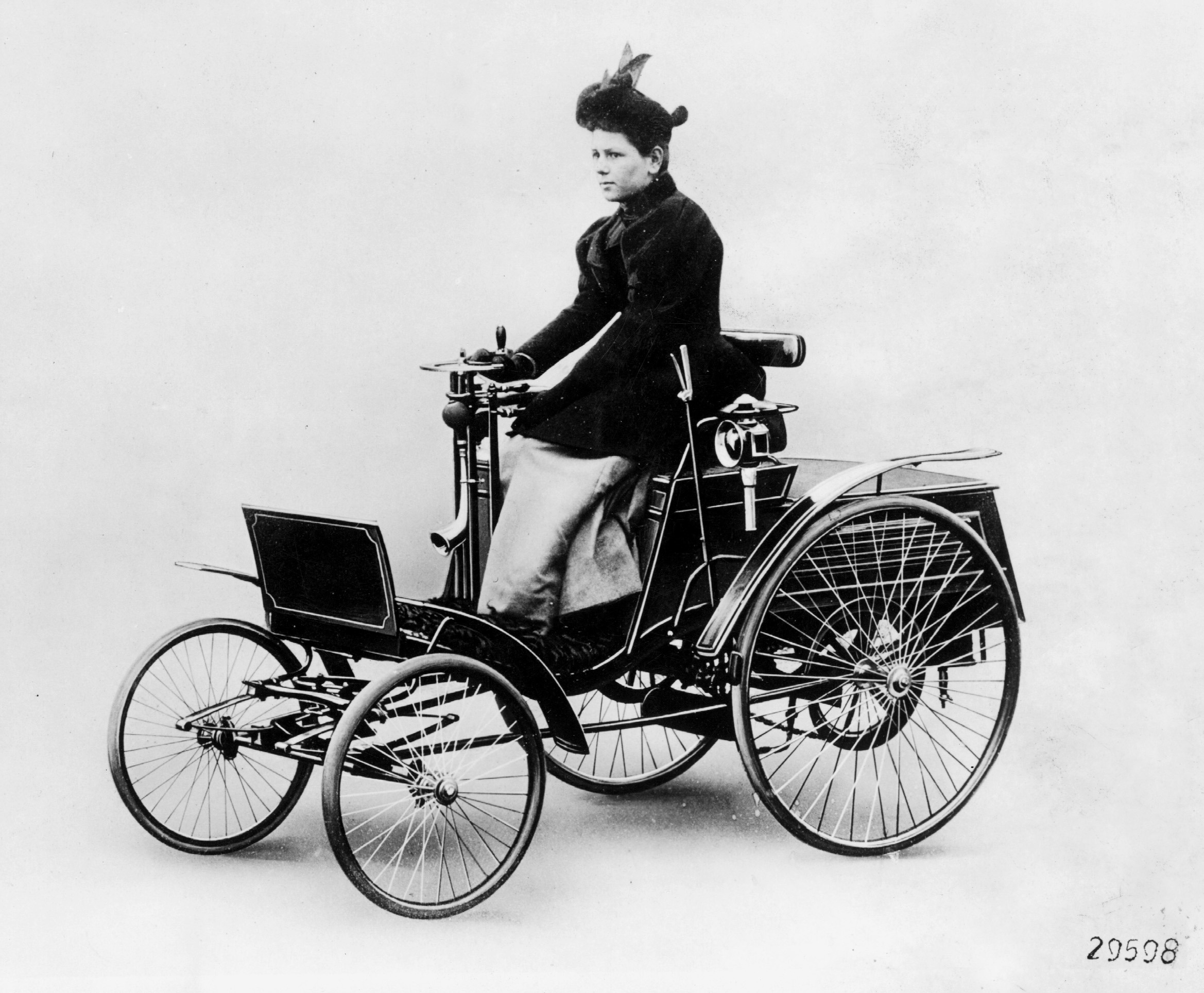 Уже в 1894 году Бенц начал выпуск автомобиля Velo. Он был оснащен одноцилиндровым двигателем объемом 1045 кубических сантиметров и мощностью полторы лошадиные силы. Через два года мощность удалось увеличить до 2,75 лошадиной силы, а к 1903 году число "лошадок" увеличилось до трех. Первые экземпляры имели двухступенчатую коробку передач, а с 1896 года выпускались модели с трехступенчатой трансмиссией и возможностью заднего хода. В общей сложности компания Бенца выпустила 1200 экземпляров Velo 