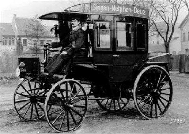 Benz Velo стала первым серийным коммерчески доступным автомобилем. Этот автомобиль участвовал в первых автогонках Париж - Руан. Позднее спортивные успехи автомобилей Бенца положительно сказались на продажах. Velo стал первой стандартизированной машиной. На его базе в 1895 году был построен первый грузовик, а также первый в истории автобус