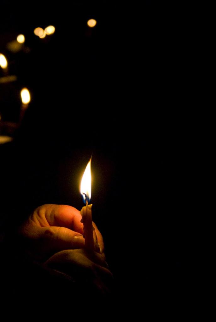 Почему коптит церковная свеча