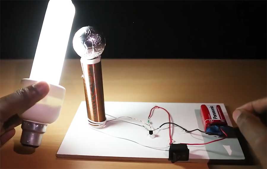 Горит лампа поднесенная к трансформатору Тесла