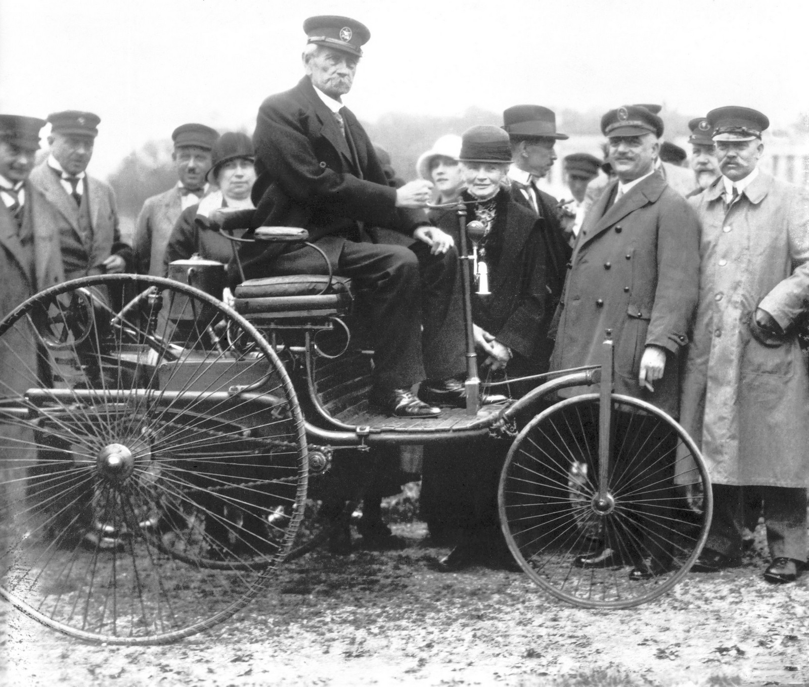 Карл и Берта Бенц в 1925 году на Benz Patent-Motorwagen