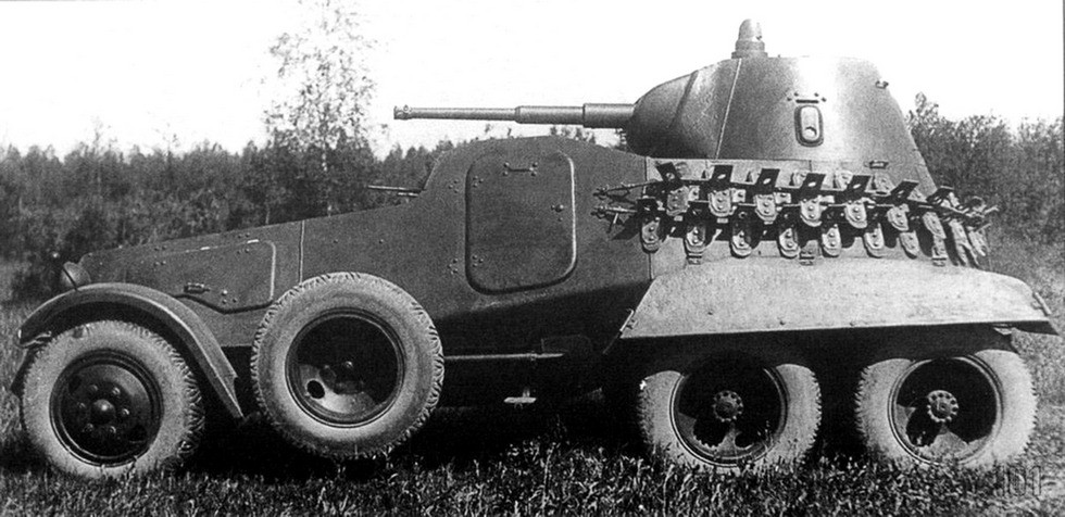 Броневик БА-11 с боковыми запасными колесами и съемными гусеницами