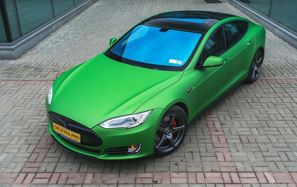 Автомобиль оклеенный в зеленый цвет
