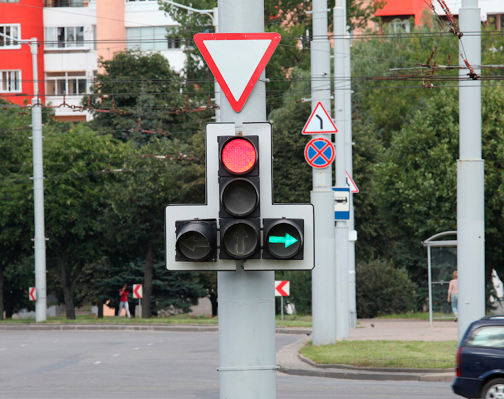Светофор на перекрестке и зеленая стрелка