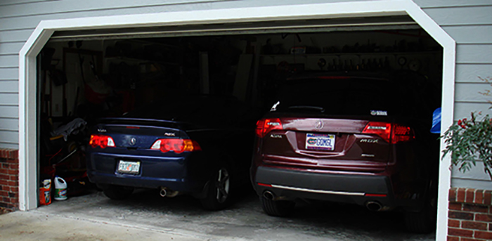 2 автомобиля в гараже