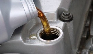 Зачем заливают масло в двигатель (фото, фотография)