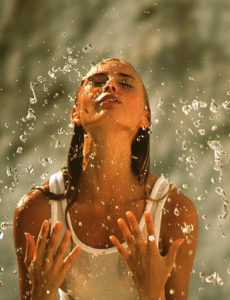 M9850090-Woman_splashing_water_over_her_face-SPL[1]