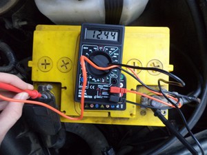 Как проверить аккумулятор автомобиля: емкость и зарядка