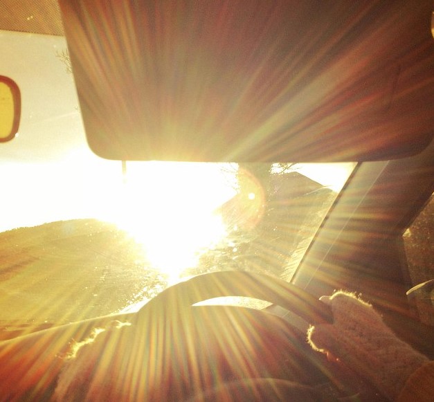 Солнце мешает водителю