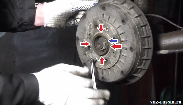 Красными стрелками показан стык где барабан соединяется со ступицей колеса, а синей стрелкой указана сама ступица которая ещё выпирает