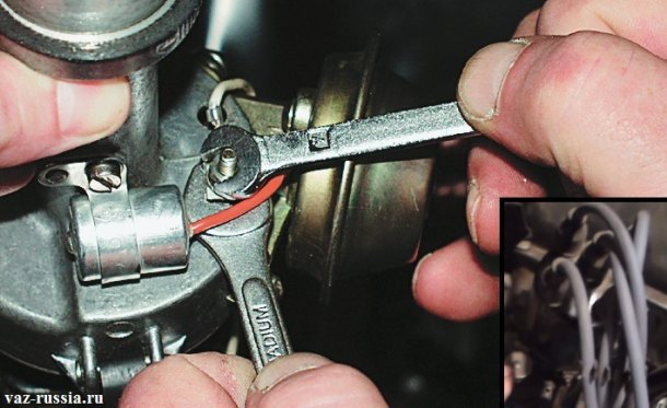 На основном фото показано отворачивание гайки крепления низковольтного провода, а на маленьком фото показана крышка распределителя и пять высоковольтных проводов которые к ней подсоединяются