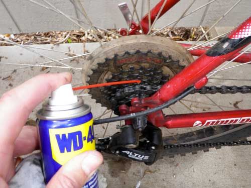 обработка цепи проникающим маслом WD-40 обработка цепи проникающим маслом WD-40