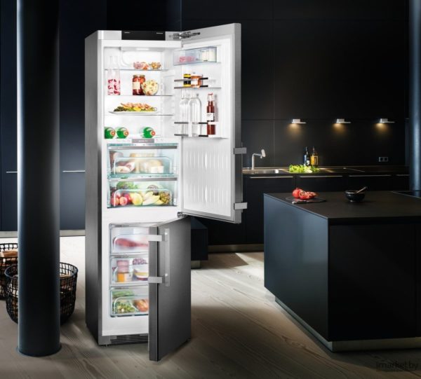 Холодильник должен размещаться так, чтобы дверца распахивалась немного больше чем на 90 градусов.