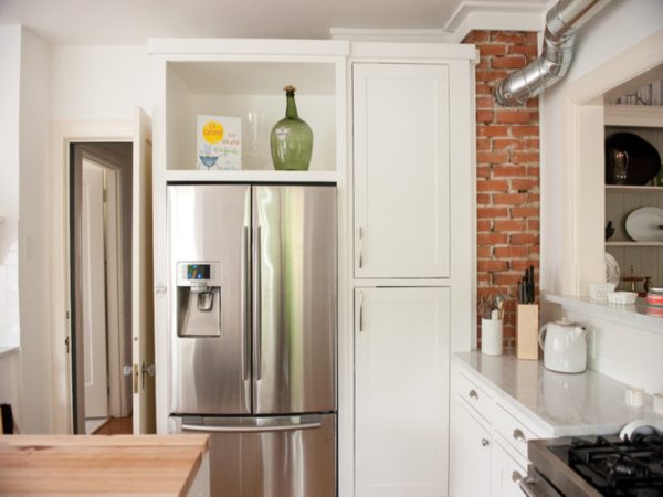 Холодильник в нише из гипсокартона или стене должен иметь свободный доступ воздуха для охлаждения.