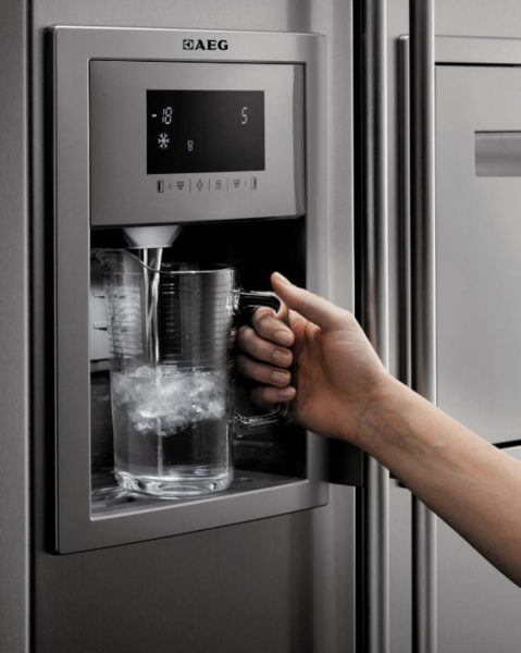 Холодильник с ледогенератором совмещает два прибора с криогенными опциями