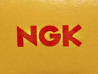 надпись NGK на желтом фоне