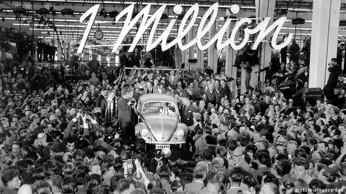 С конвейера сходит миллионный Фольксваген-жук. 5 августа 1955 г.