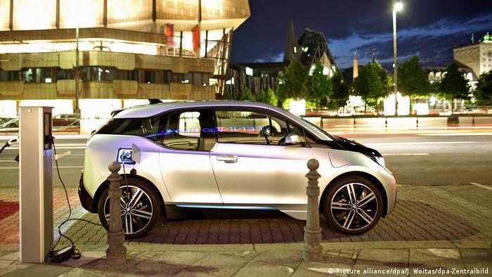 Электромобиль BMW i3 подзаряжается в центре Лейпцига