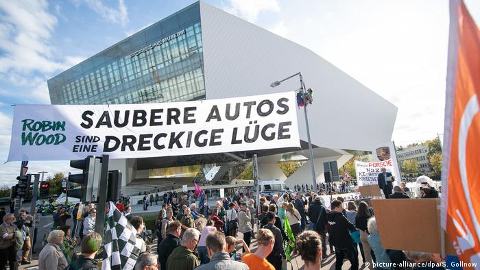 Демонстранты перед музеем Porsche 