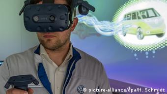 Сотрудников VW обучают с помощью очков виртуальной реальности 