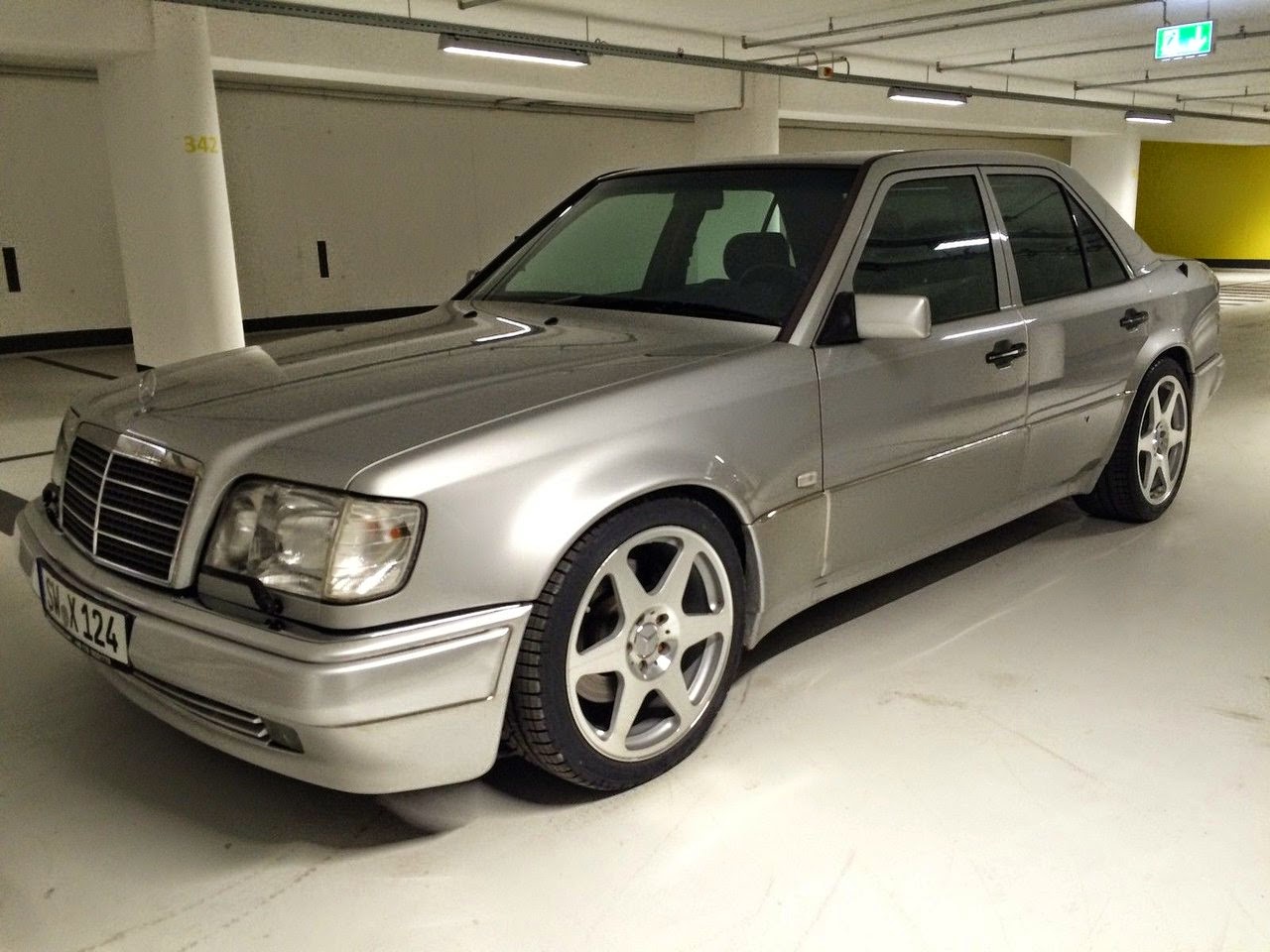 Mercedes-Benz_w124_e500_limited-edition_0