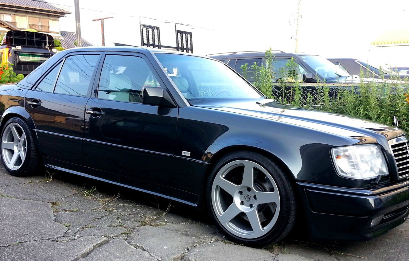 Mercedes-Benz_w124_e500_limited-edition_0